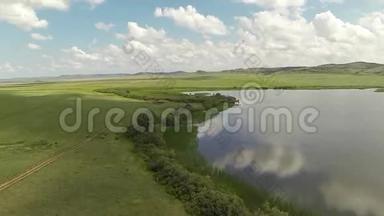 草原与哈萨克斯坦湖的鸟瞰图